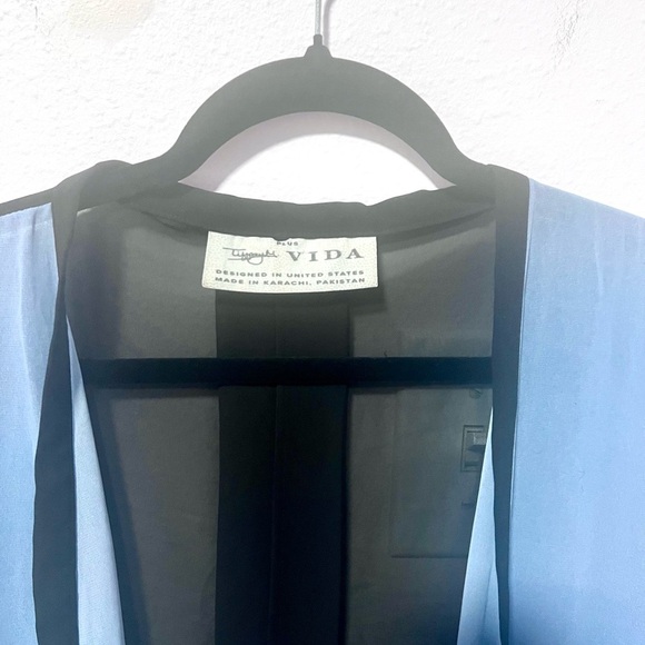 VIDA Blue and Black scenic Sleeveless Cardigan PLUS - Picture 2 of 12